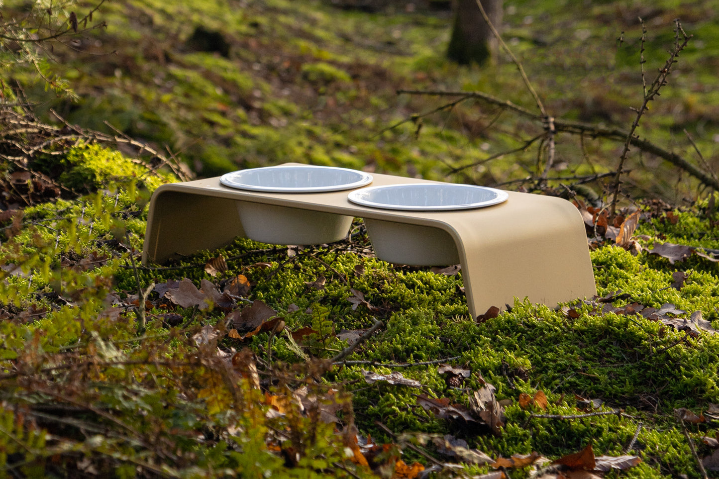 dogBar IN & OUTside M-small - Aluminium gold matt eloxiert mit Porzellanschalen