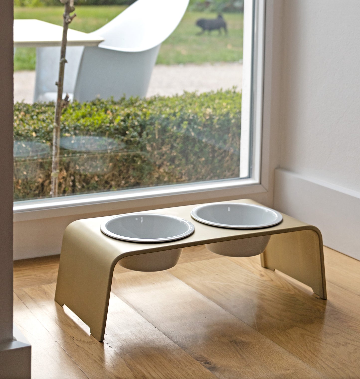 dogBar IN & OUTside M-small - Aluminium gold matt eloxiert mit Porzellanschalen
